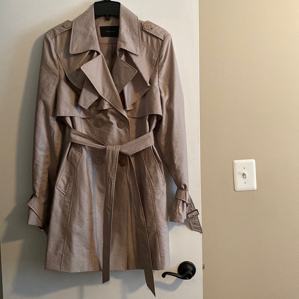 Tahari Trench Coat-Excellent/New Cond-Scalloped Edges/Silver Buckle on Sleeves